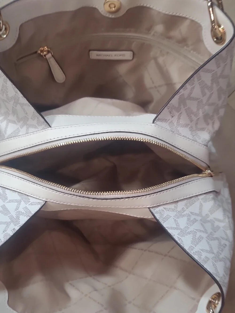 EUC Michael Kors Raven Medium Shoulder Bag Women's Cream Initial Logo Purse